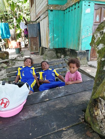 Die Kinder haben noch teilweise ihre Schuluniform an. Obwohl es erst 10.30 Uhr ist, ist schon Schulschluss—nach den Ferein geht es langsam los, erklärt uns Susi