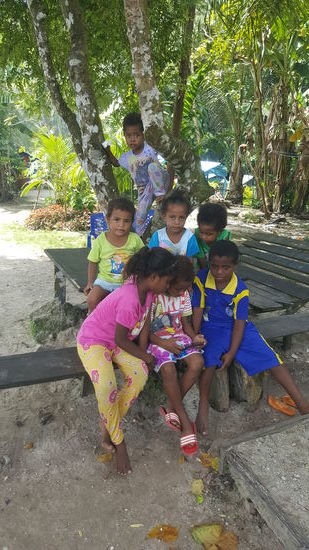 Alle gucken einen selbstaufgenommenen Film auf dem Phone