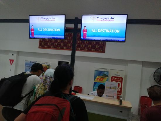 Wir checken ein...es geht um 11.30 Uhr über Makassar nach Jakarta