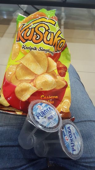 unser gemeinsames Backpackerfruhstuck....Tüte Chips und zwei Becher Wasser