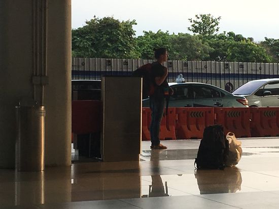 Airport Jakarta: Warten auf den Shuttlebus ins IBIS-Hotel