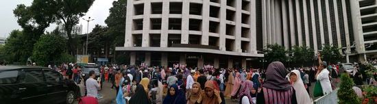 Da wir bis abends Zeit haben, besuchen wir noch die „Istiqlal-Moschee“-das ist die größte Moschee von Südostasien