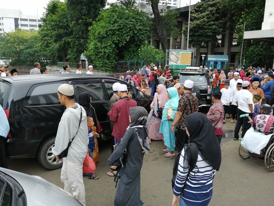 Ich würde ja gerne—aber die Menschenmassen machen mir Angst
Ich sehe immer den Satz auf der Seite des auswärtigen Amts vor mir: „vermeiden Sie Plätze mit großen Menschenansammlungen“