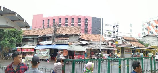 Krasser Gegensatz: kleine Buden und moderne Bauten