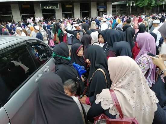 Alle paar Meter bietet man uns Plastiktüten an, die wir über unserer Füße ziehen sollen, wenn wir die Moschee betreten wollen.