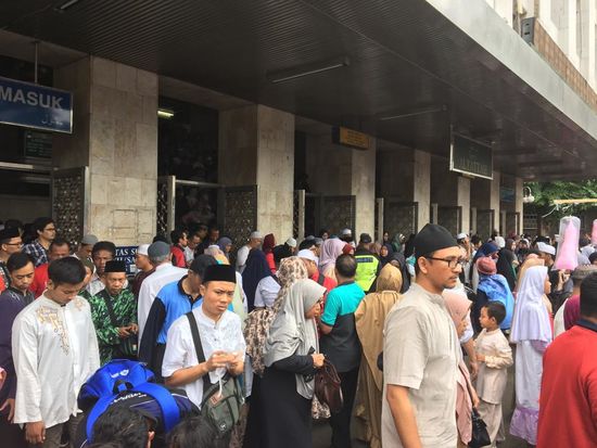 Bei uns sind die Kirchen noch nicht mal Weihnachten so voll....