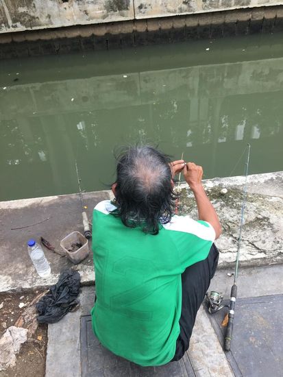 In diesem Modderwasser schwimmen auch Fische....