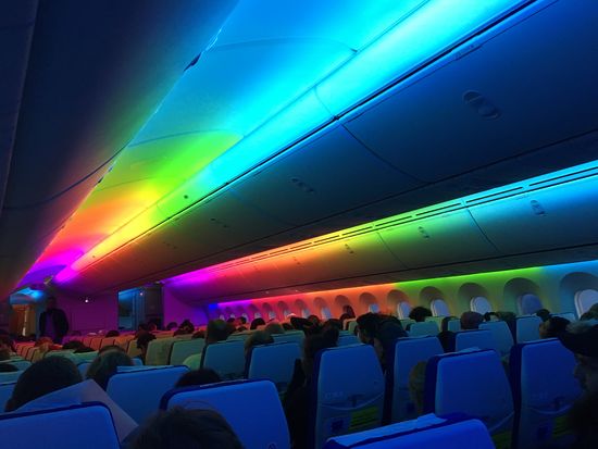 Zur Landung wird buntes Licht angeschaltet...