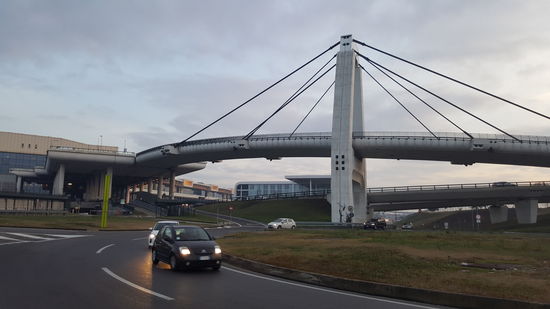 Die große Brücke vor dem Terminal 1