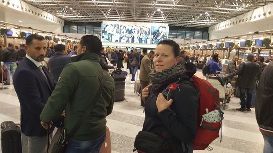 Die Männer sind alle gut gelaunt—für sie geht es nach einer Arbeits-Saison heim zu den Familien