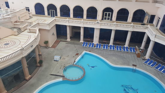 Im Hof befindet sich ein Pool, der aber leer ist—denn zum baden ist es doch zu frisch