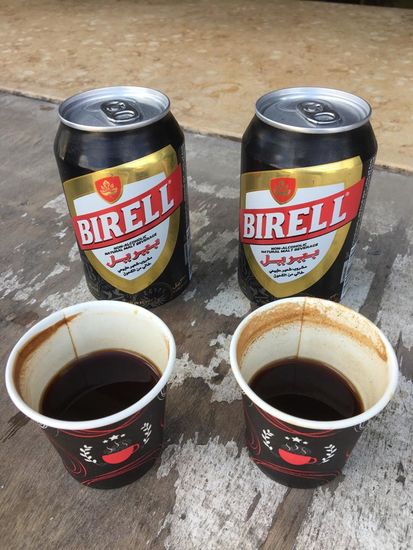 Wir nehmen 2 arabische Kaffee und 2 alkoholfreie Bier—das schmeckt sehr süß
Alkohol gibt es hier ja nicht
Kostenpunkt für alles: etwa 3 Euro