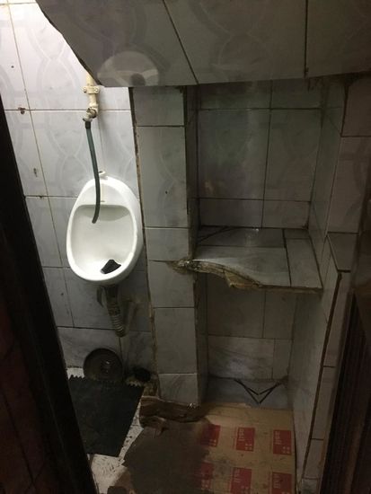 Mal ein Toilettenbild. Es gibt hier nur eine Männertoilette.
Ich muß aber auch mal dringend
Ein Mann erklärt mir, dass ich in die gegenüberliegende Moschee auf Toilette dürfe.
Ich solle Schuhe vor der Tür ausziehen und dann fragen