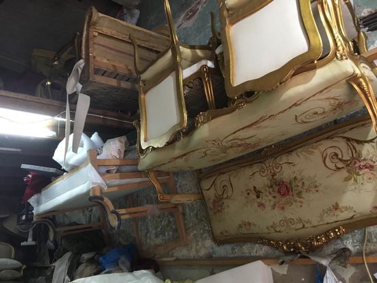 Fertige Schloßmöbel hängen an der Decke zum Verkauf