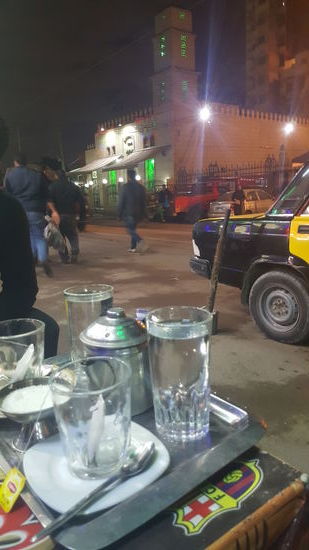 Diesmal trinken wir Tee. Auch dazu bekommen wir das eklige Chlorwasser.
Hier sitzen wir lange und beobachten das Treiben auf der Straße