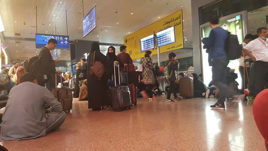 Ich habe noch nie eine so volle Abflughalle gesehen. Überall auf den Böden liege und sitzen die Menschen, Familien...