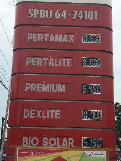 Blick auf die hiesigen Benzinpreise.....etwa 1/3 von unseren...