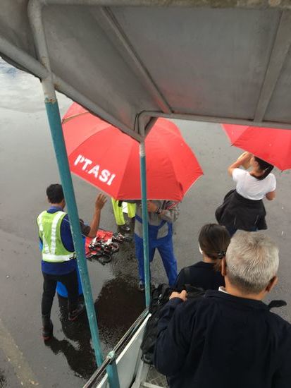 Und die nette Crew mit Regenschirmen...