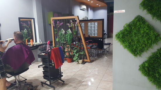 Die Kollegin im Hintergrund „ruht“...