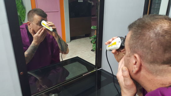 Augenbrauen darf man sich selber schneiden...