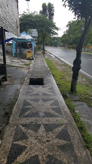 Hier wieder eine der bösen „Fallen“ mitten auf dem Gehweg