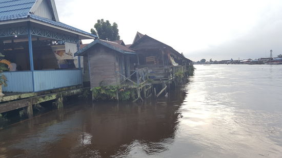 Auf ihren schwimmenden Häusern...