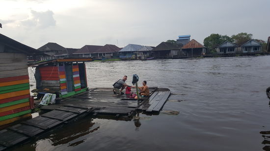 Hier wird Wäsche im Fluß gewaschen...