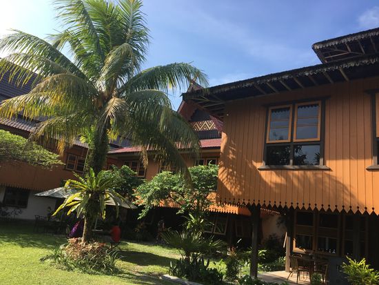 Der Seiteneingang vom „Arsela Hotel“ mit dem schönen Garten