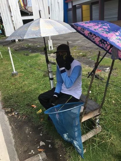 Da sitzen sie und fangen Geld