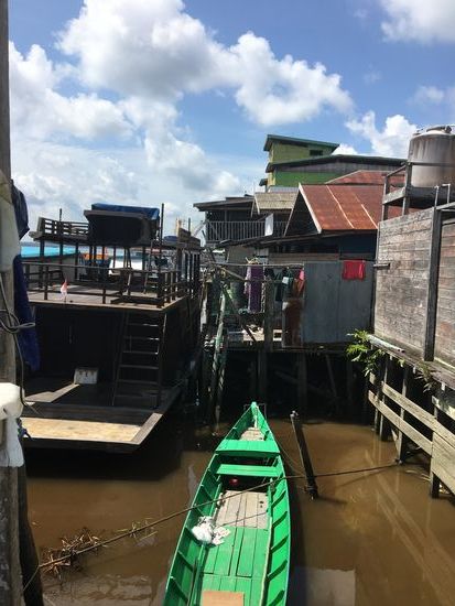 Uber andere Boote klettern wir auf unser Boot