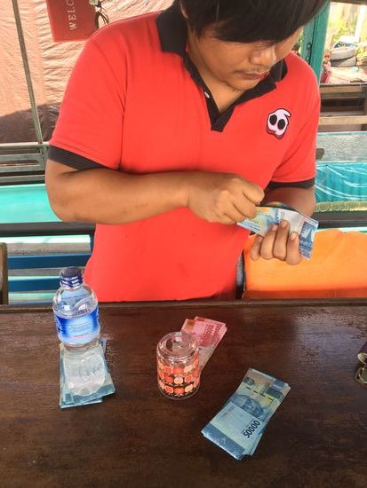 Faris zählt das Geld...