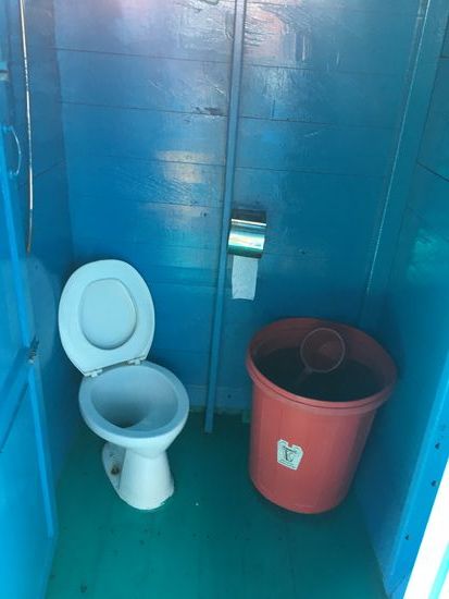So sieht die Toilette und die Dusche aus. Die Dusche ist ein indonesisches Bandi , d.h. Der große Bottich rechts , aus dem das Wasser mit einer Schöpfkelle geschöpft wird. Es ist  Wasser aus dem Fluss 