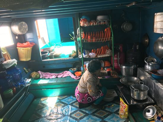 Die Küche unter Deck. Hier verbringt  Mada die meiste Zeit mit kochen