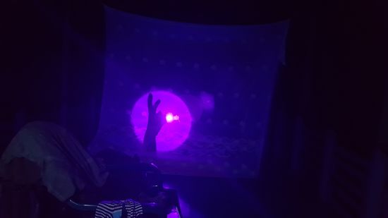 Mangels Fernsehen bekomme ich abends ein Schattentheater geboten...