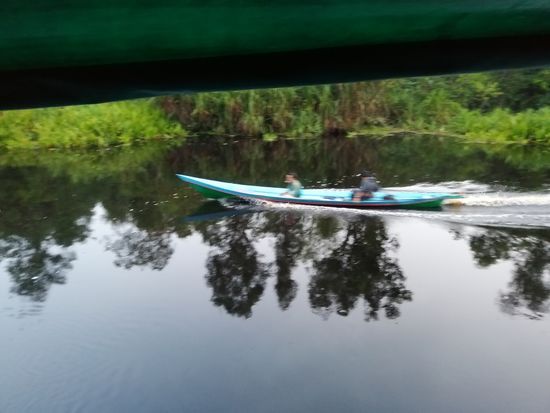 Speedboote fahren mit Getöse an uns vorbei...