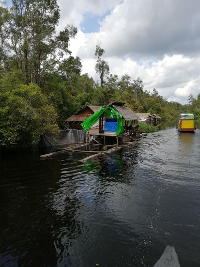 Das sind hier ganz einfache Häuser, die Menschen hier können nur wenige Jahre darin leben.