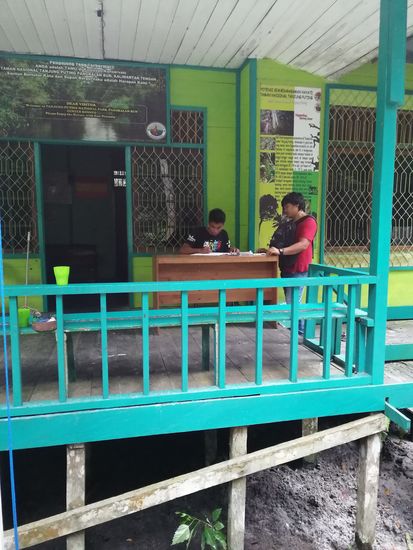 An jeder Fütterungsstelle wird gestempelt