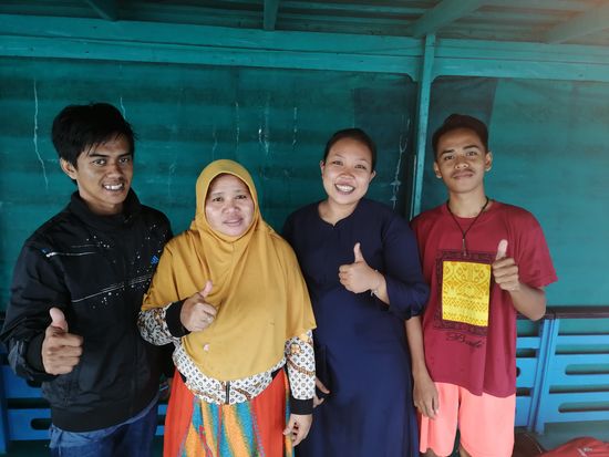 Abschiedsfoto: der Kapitän Hero, seine Mutter Mada und Deni mit seiner jungen Frau