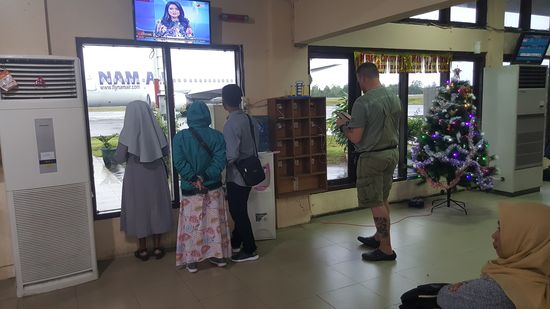 In Pangbalanbun: warten auf den Flieger...
Hier haben wir gutes Internet und ich buche uns ein Homestay in Sentani.
Susi informiert ihre Mutter, dass sie uns abholt, aber eigentlich möchte ich diese Umstände nicht.