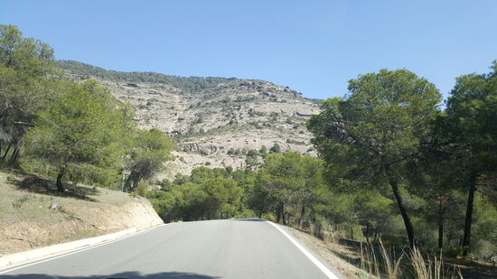 Es ist schon nach 12 Uhr und laut Navi brauchen wir eine gute Stunde.
Das sollte also klappen, denn um 14 Uhr sollen wir am Restaurant „Kiosko“ sein.
Dort ist der Eingang zur Schlucht
Unsere Tour beginnt um 14.30 Uhr