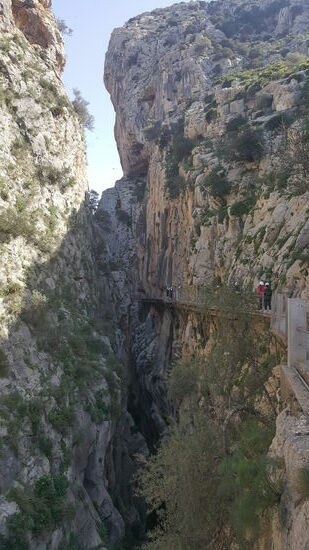 Überall sieht man noch den alten Weg, der offiziell viele Jahre geschlossen wurde , weil sich Ende der 90er Jahre die Unfälle häuften