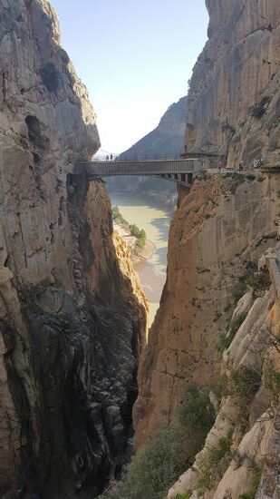 Schon nach 2 Stunden sehen wir die Brücke