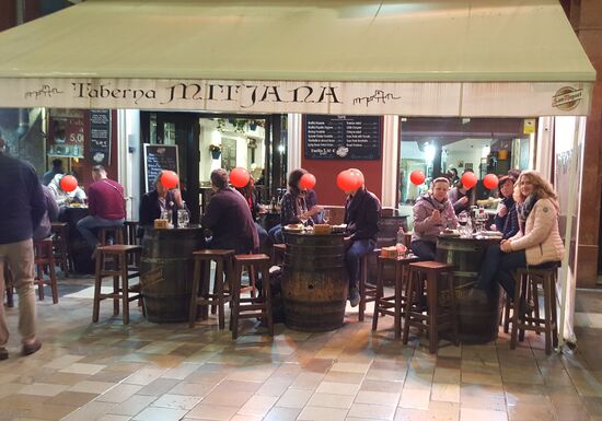 Den Tag lassen wir dann bei Tapas in einer der zahlreichen Tapas- Bars ausklingen..