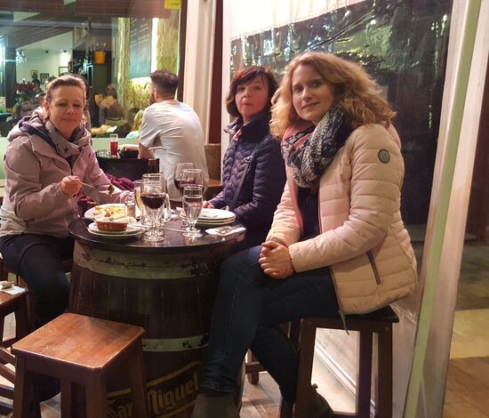 Es ist noch so mild, dass wir draußen sitzen können..