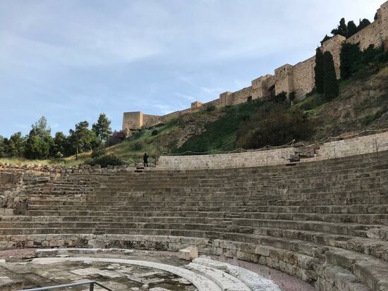 Vor der Burg ist ein Amphitheater
