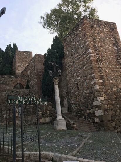 Eintritt für die Burg und Alcazaba ist 5,50 Euro