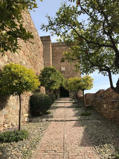 Der Name der Burg, stammt von dem Leuchtturm, der sich einst auf dem Berggipfel befand