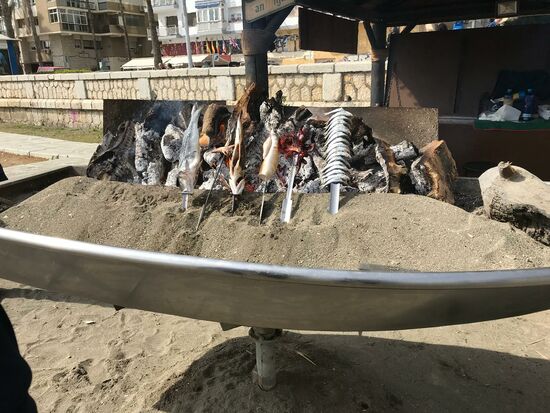 Fische werde an Holzkohle gegrillt, gerne hätten wir hier was getrunken, aber es war zu voll