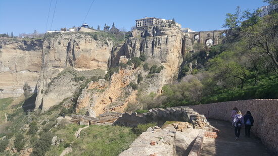 Wir gehen noch zum untersten Aussichtspunkt - hier hat man des besten Blick auf die Brücke