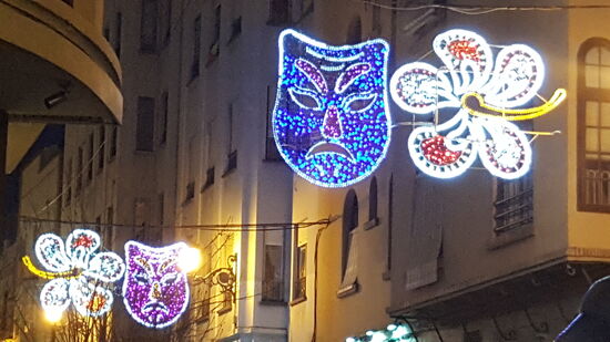 Wir schauen uns auch noch eine Weile die Faschingswagen an...